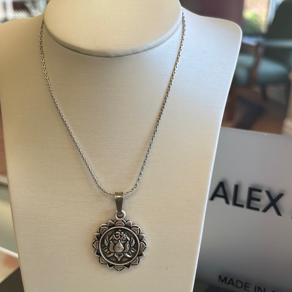 NWT Alex and Ani Lotus Peace Petals Necklace 🪷